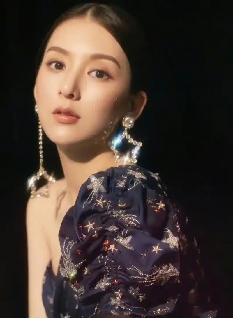 天王嫂方媛旧照,底子还是不错的,难怪能拿下郭富城. 67