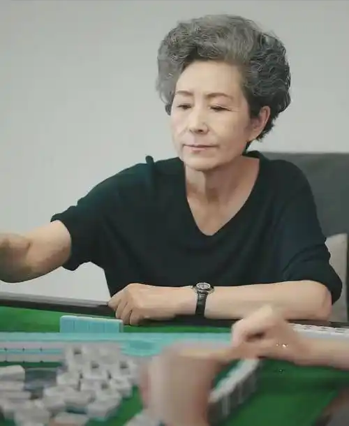 从家庭主妇到"旗袍王后":曹美丽奶奶生动诠释了美丽与年龄无关_生活