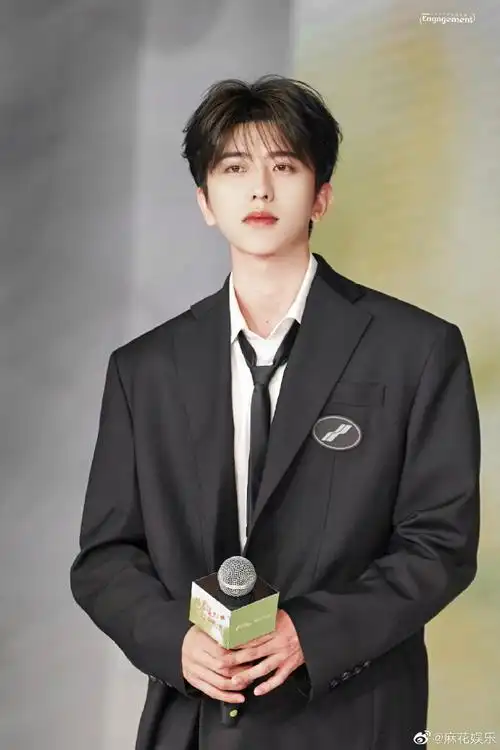 蔡徐坤学院风西装造型##蔡徐坤男高氛围感