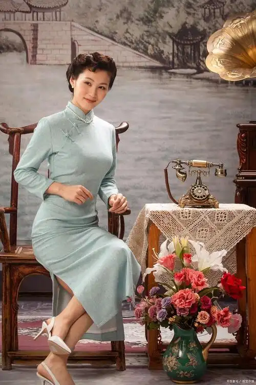 很多人就连连摇头,说旗袍太挑人了,身材好的人穿才好看