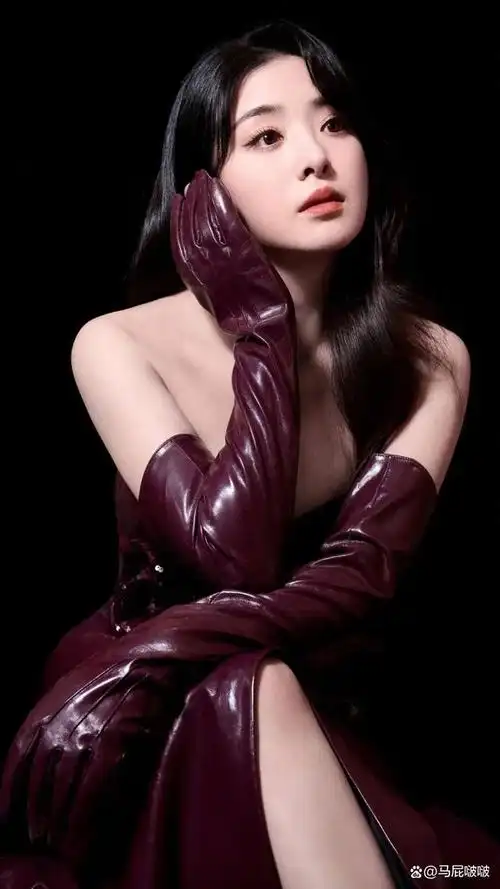 张含韵唯美写真,一袭酒红色皮裙,性感复古