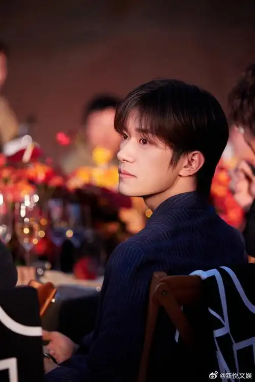 易烊千玺竖纹蓝西装##易烊千玺对着镜头微笑