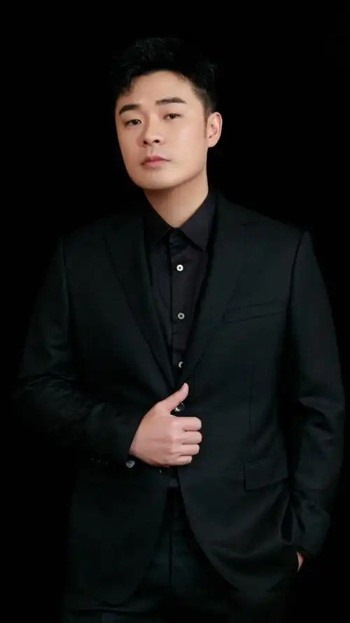 演员陈赫综艺感爆棚气氛担当来看写真照吧