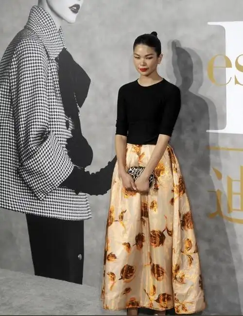 超模吕燕气质开挂!穿玫瑰红西服套装惊艳亮相,意外美出新高度