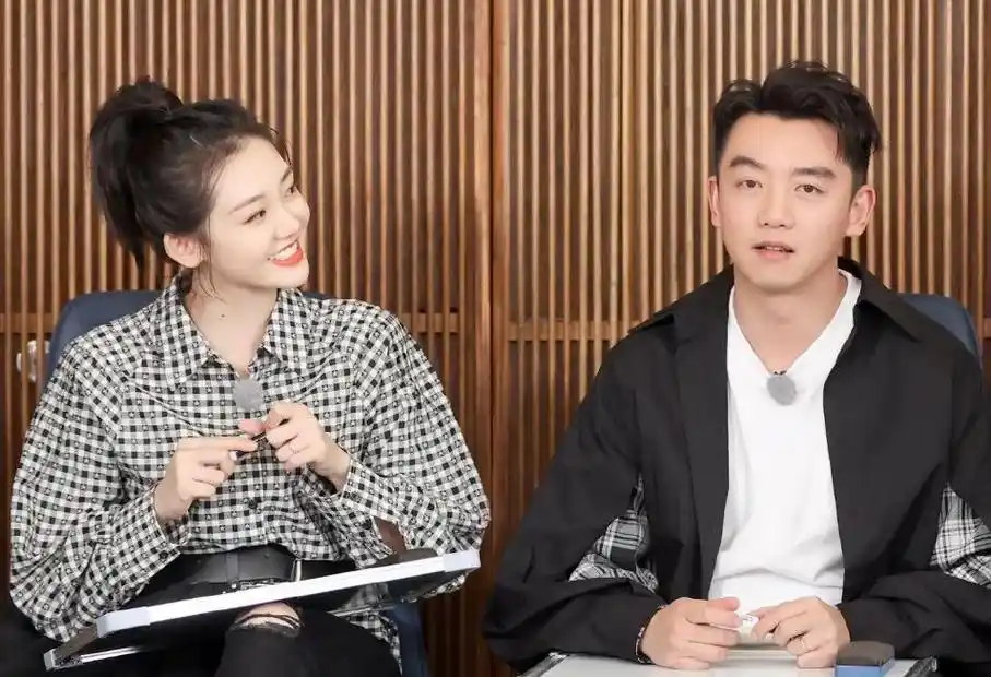 郑恺苗苗穿情侣装现身机场,贴心帮老婆拎包拿行李,挽手前行好甜_腾讯