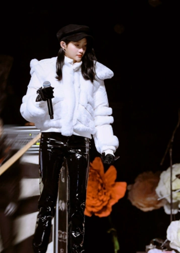 关晓彤穿粉色羽绒服现身针织帽黑口罩捂得严实一双美腿超吸睛