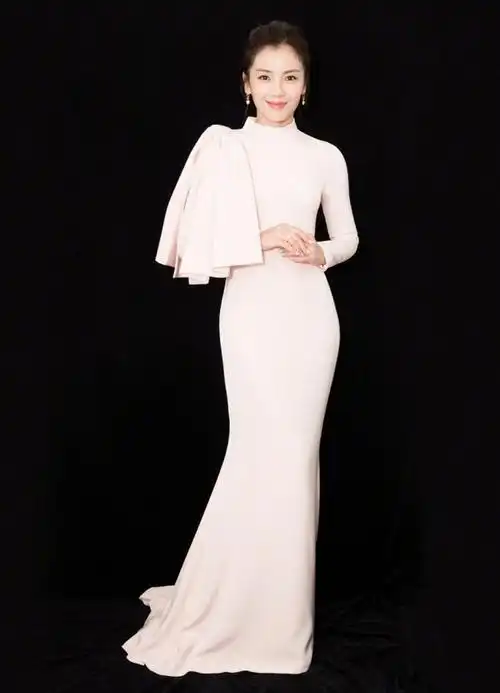 身高168的刘涛超适合穿长裙,可肩上的点缀似酒馆小二的毛巾