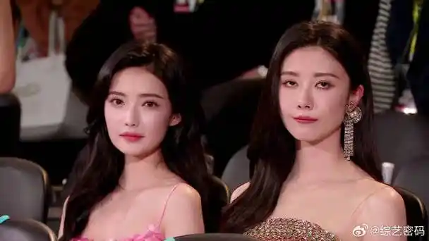 金晨获奖却被王一博于和伟抢镜,台下偷偷握手,显眼包在哪都显眼