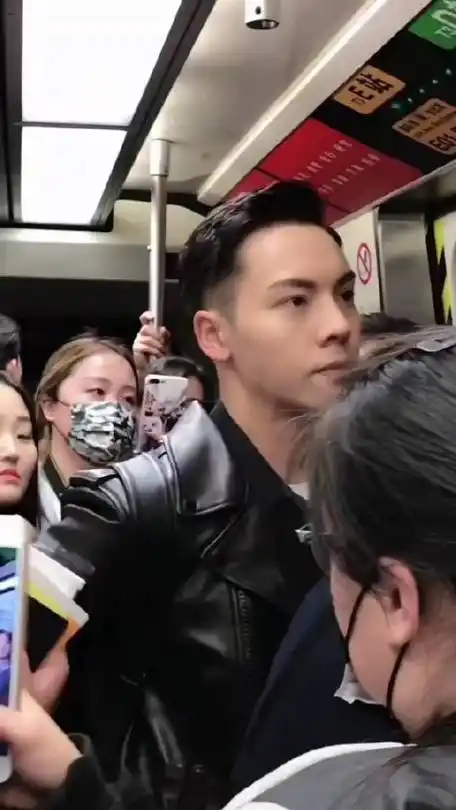 "陈伟霆 在机场摆渡车上的陈伟霆,背头夹克外套,港风型男好