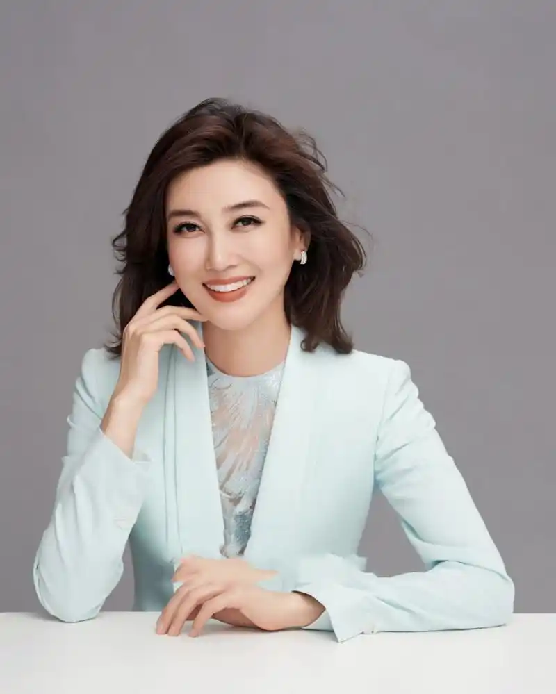 央视主持人李红老师终于拍好看的照片了 李红老师很少拍照 我们想看给