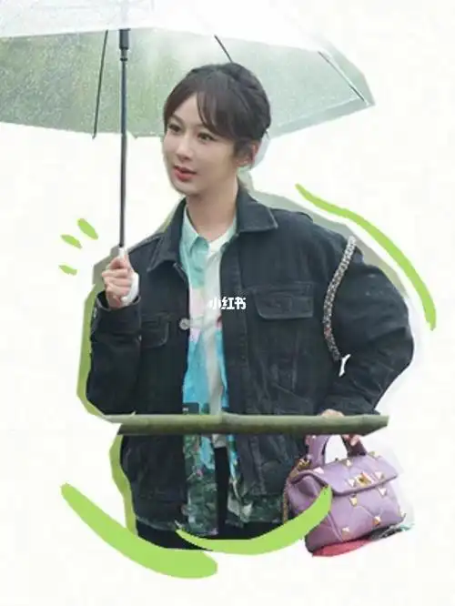 杨紫身背valentino romanstud大钉包录制最新一季"向往的生活"