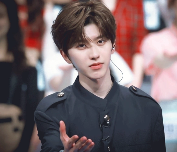 蔡徐坤主演新剧剧照被疯传,画面感极强超期待,得知真相观众跪了