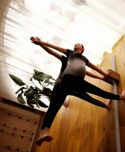 37岁张歆艺挺孕肚游1100米,网友:看的冒冷汗——上海热线娱乐频道