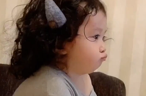 "小人精宝宝"被奶爸嫌弃,生气"嘟嘟嘴"的样子简直可爱到爆