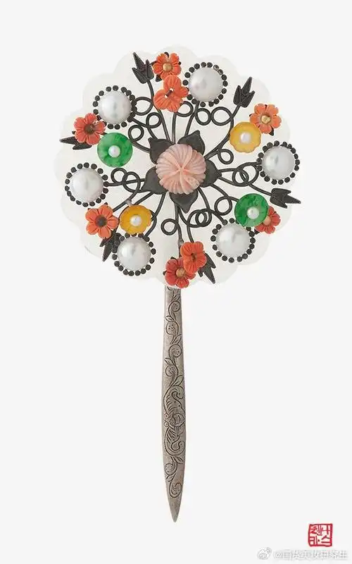 这款来自韩国当代首饰品牌的玉板簪,以其精美的设计和独特的韵味,成为