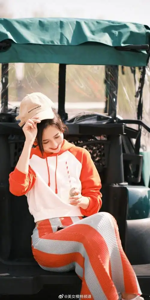 佟丽娅初夏运动风穿搭写真