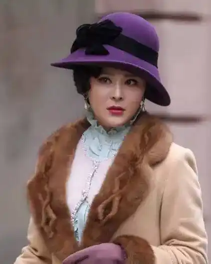 队员 王琪李佳熹饰中共特工,她智勇双全,心思缜密,作为一名专业的间谍