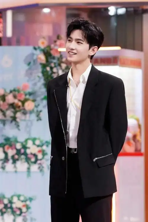 黄磊爆出张艺兴恋情董子健孙怡假离婚杨洋不当演员了易烊千玺变性留