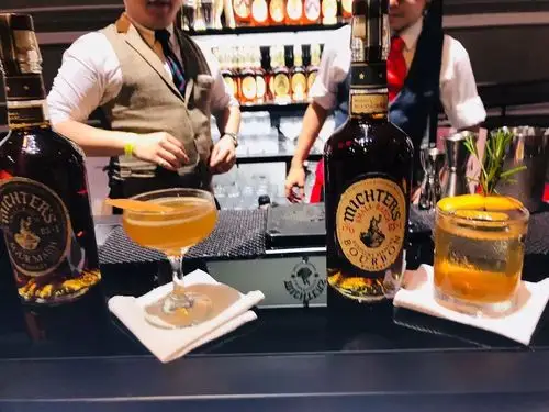 我卷了公司的钱去新加坡喝酒最后因为在吧台抽烟被警察抓了