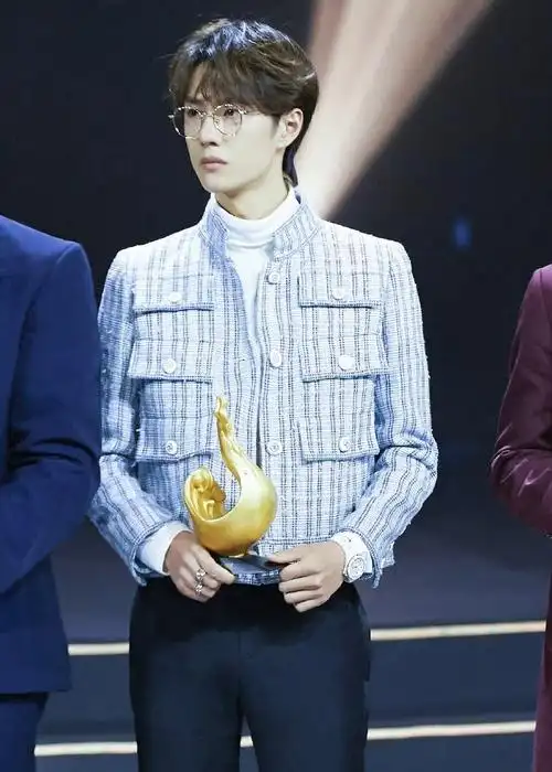 之夜】造型回顾金丝边眼镜 小香风外套,好一个清新帅公子@uniq-王一博