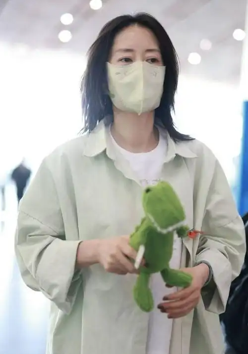 刘敏涛亮相首都机场时尚完美搭配彰显魅力