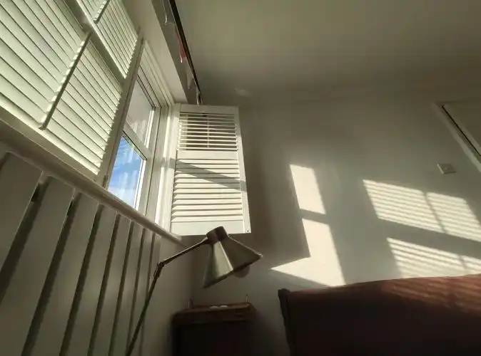 温暖的阳光洒进屋子里,微风从窗子吹进来,天气这么好,这一定又是完美