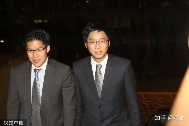 霍启刚三兄弟罕见同框!豪门清流 vs 叛逆浪子,有哪些不同? - 知乎