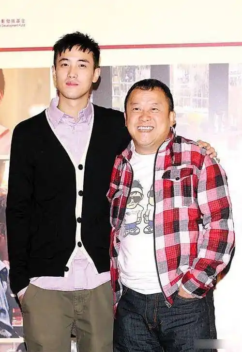 都是曾志伟儿子,大儿子拍电影获奖无数,小儿子奉子成婚让人操心_金像