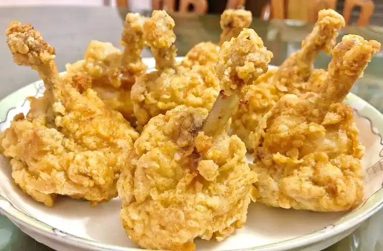 二,做香酥鸡翅根的注意事项1,炸鸡翅根时要调小火慢炸,如果火太大不但