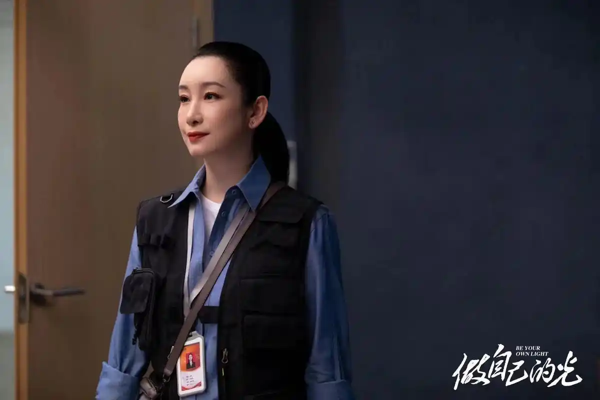 秦海璐是一位备受认可的实力派演员,在电视剧《做自己的光》中再次