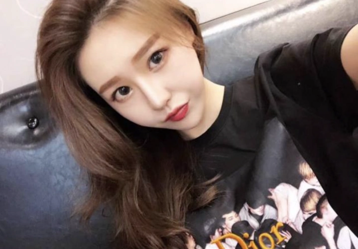 网红女主播,衣着性感利用小学生休息时间拍抖音,人民日报批评其自重!