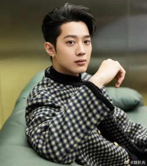 近日,据八卦媒体方面的消息表示,艺人赖冠霖与女友一起逛街约会,两人