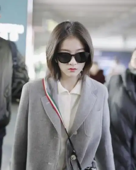 张雪迎机场走出大佬范,衬衫大衣加格纹西裤,墨镜一戴气场十足