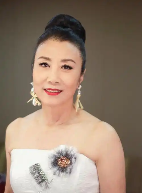 汪明荃原装五官不怕老,73岁还能驾驭抹胸连衣裙,优雅又洋气_腾讯新闻