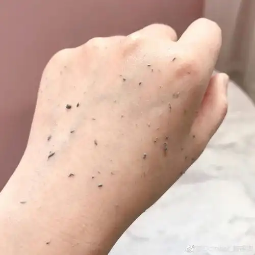 (其实是温和去角质的清毛孔慕斯,我啊只要老废角质一堆集脸就秒暗沉