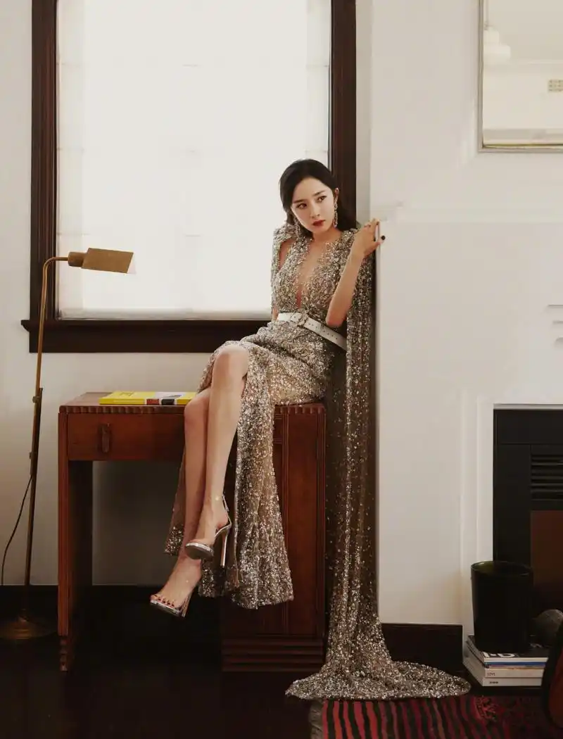 杨幂这双银色高跟鞋,仿佛是每个女孩心中的梦想,它代表着自信,优雅与