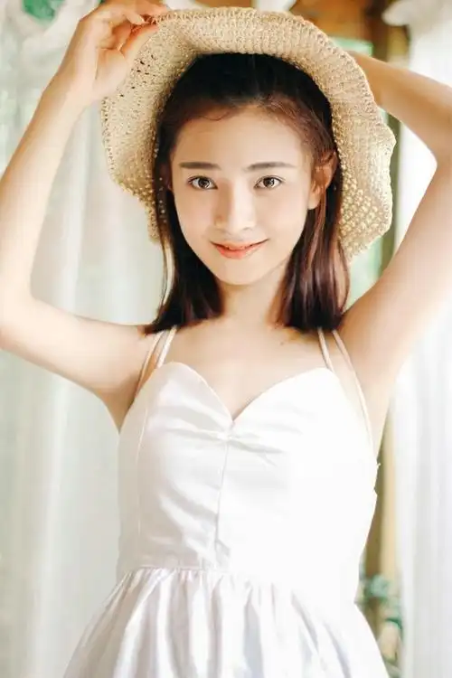 90后皮肤白皙清纯可爱女生户外阳光活力写真 @中国图库tu