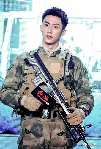燃炸红海行动黄景瑜硬朗军装帅出新高度