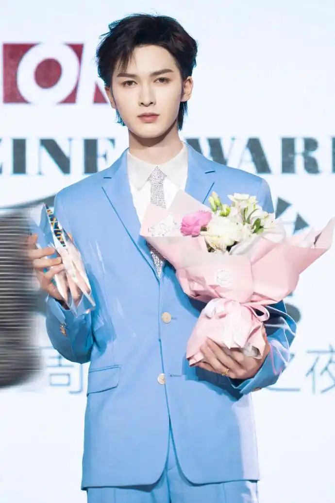 明星丨朱正廷一袭蔚蓝西装彰显洁净素雅 获年度挚爱最具人气男艺人奖