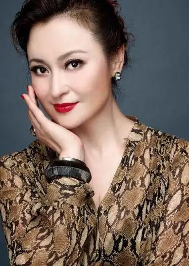 嫁给二婚富豪男,33岁因演杨贵妃走红,48岁的她胖到认不出!