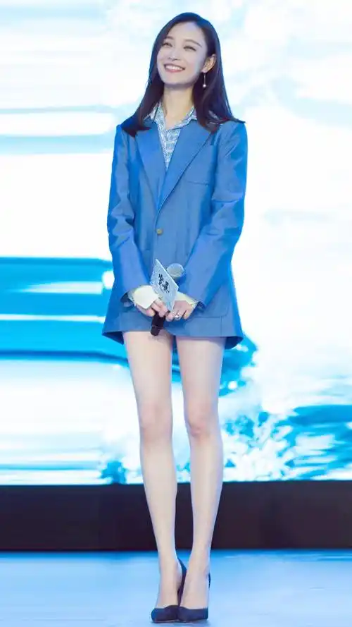 倪妮出席新片发布会一双雪白美腿成全场焦点