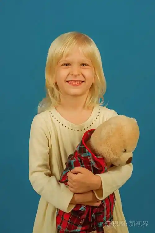感觉很好玩小女孩抱着玩具熊带着软玩具的小孩小孩子高兴地笑了我最