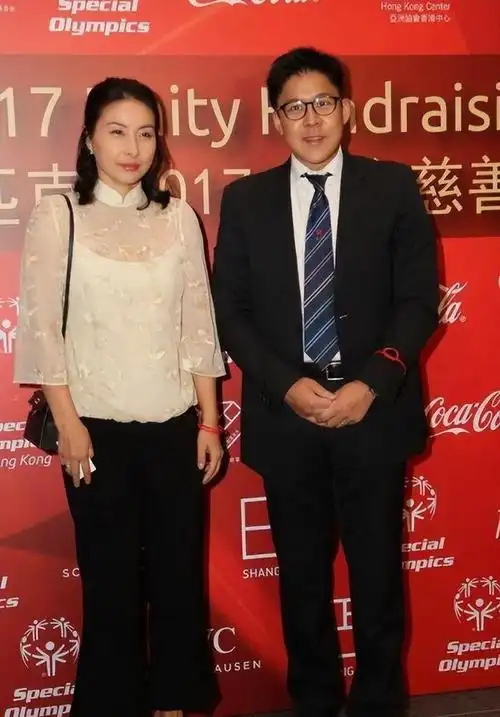 霍启刚夫妇甜美晒照郭晶晶穿碎花衬衣手挽丈夫越发有夫妻相