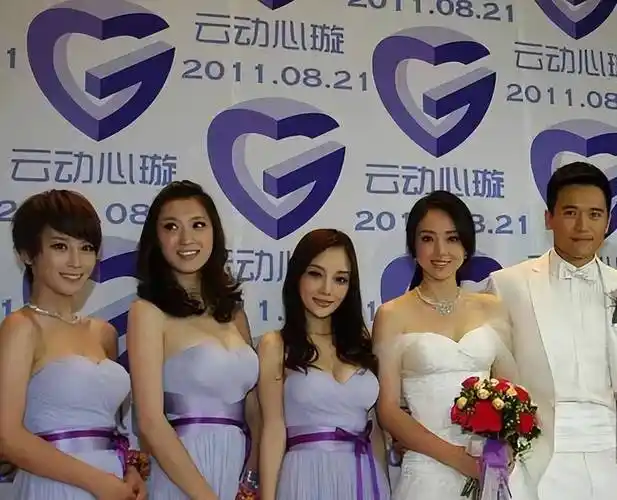 当时婚礼伴娘分别是李小璐,谢楠和王佳音,三人都穿了抹胸礼服,十分