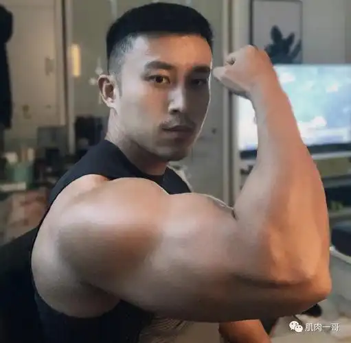 29岁福州巨乳哥走红,这胸肌简直绝了