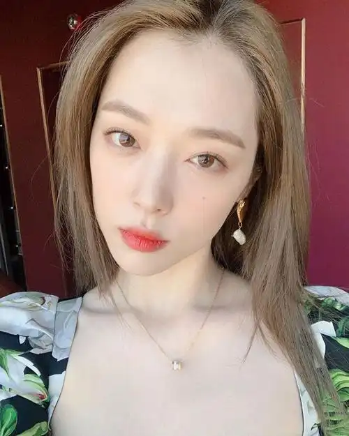 雪莉晒精致自拍 肤白貌美锁骨让人羡慕