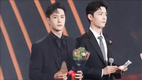 时隔一年,肖战王一博微博之夜再次同台领奖,区别也太大了吧!