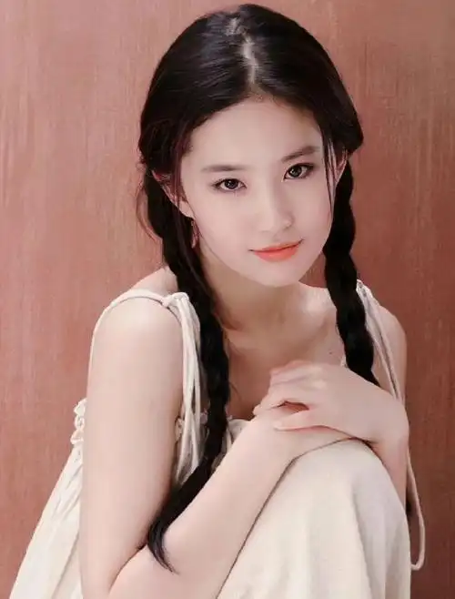 刘亦菲塑造新造型双马尾辫时尚青春