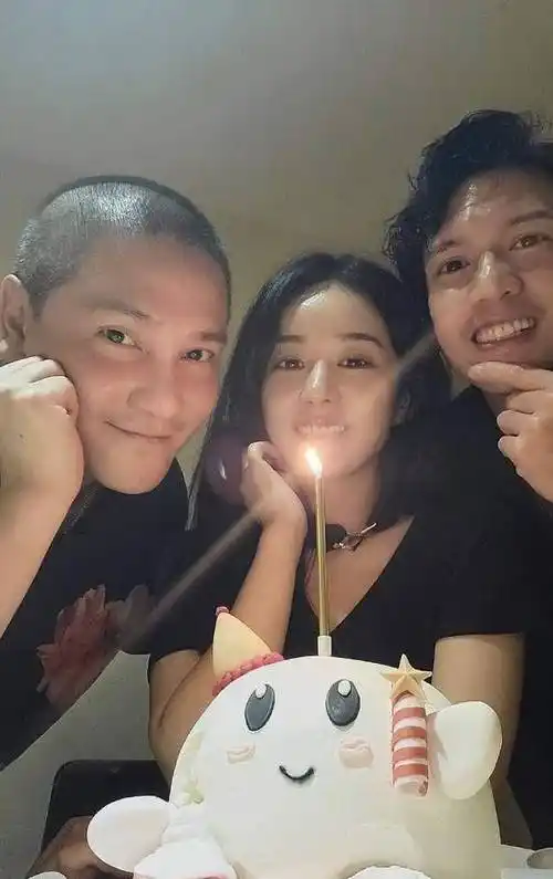 赵丽颖提前庆生,晒和关智斌丁子峻合照,噘嘴卖萌气质温婉少女_冯绍峰