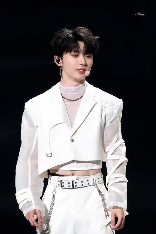 马嘉祺爱心露背拖尾礼服##马嘉祺叁重楼暨出道四周年演唱会